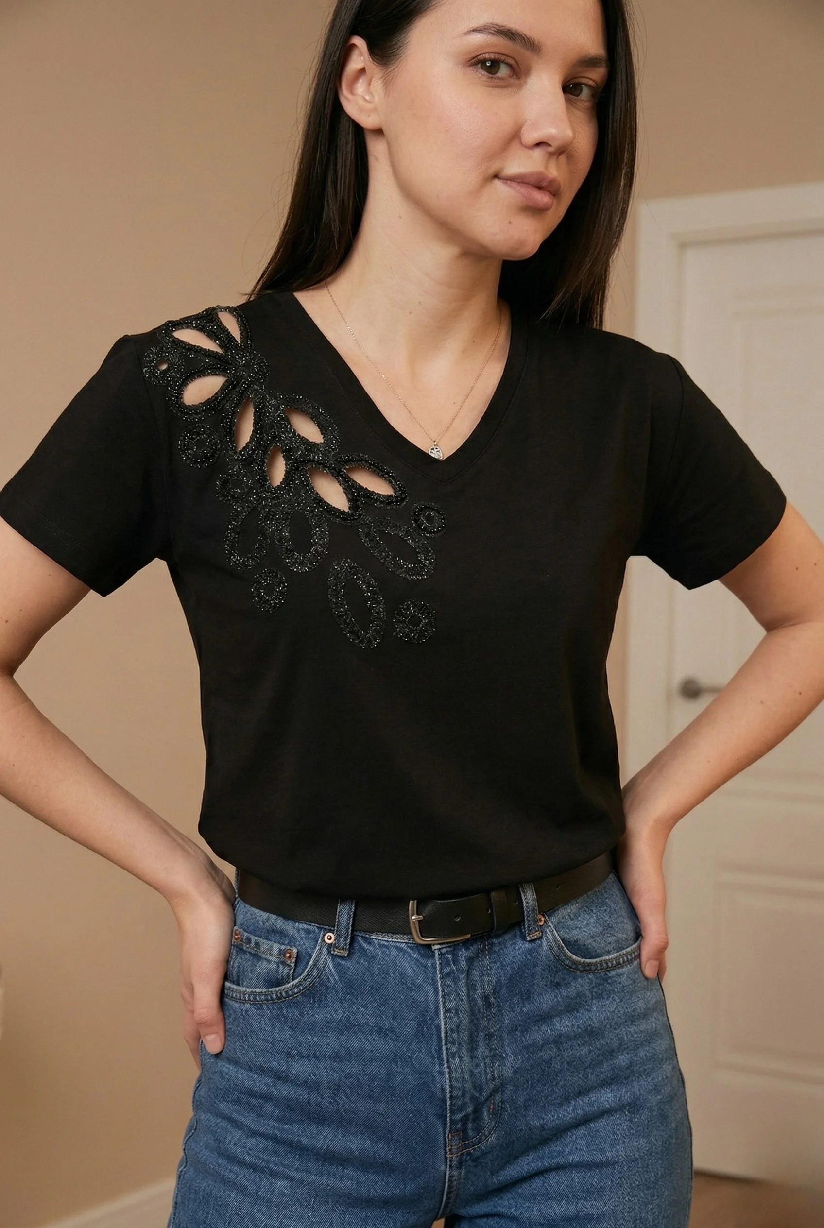 Kadın Siyah V Yaka Fisto Nakışlı Taşlı Pamuklu Tişört