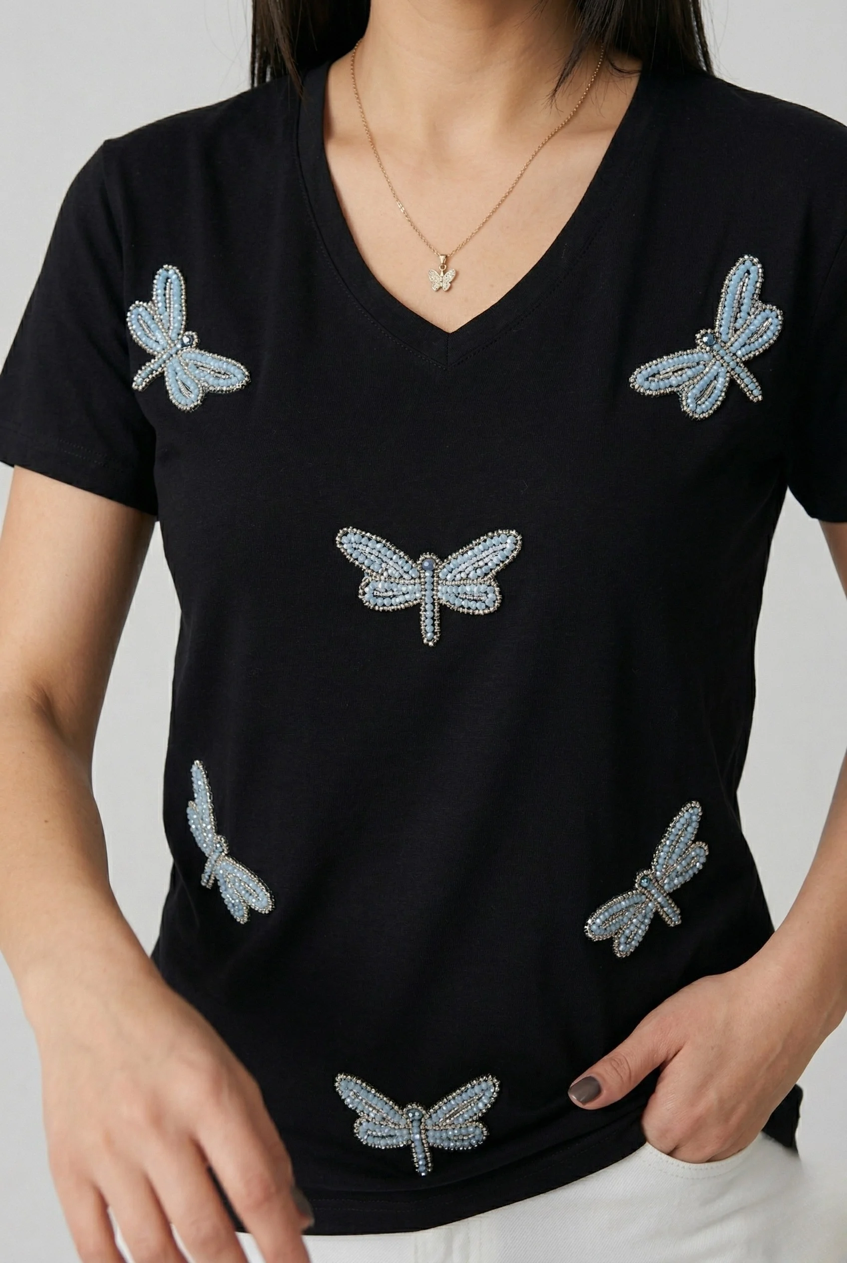 Kadın Siyah V Yaka Yusufçuk Boncuk İşlemeli ve Kabartma Nakışlı Pamuklu Tişört