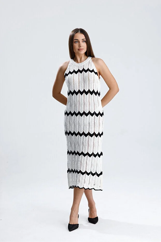 Kadın Beyaz Siyah Zigzag Desenli Triko Elbise Halter Yaka Bohem Ajurlu Midi Boy