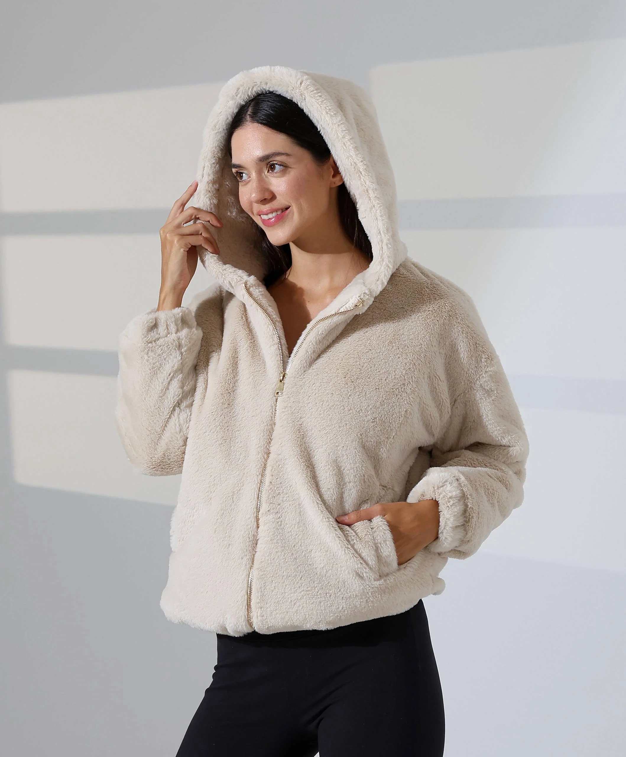 Kadın Bej Peluş Kapüşonlu Fermuarlı Astarlı Oversize Bomber Mont