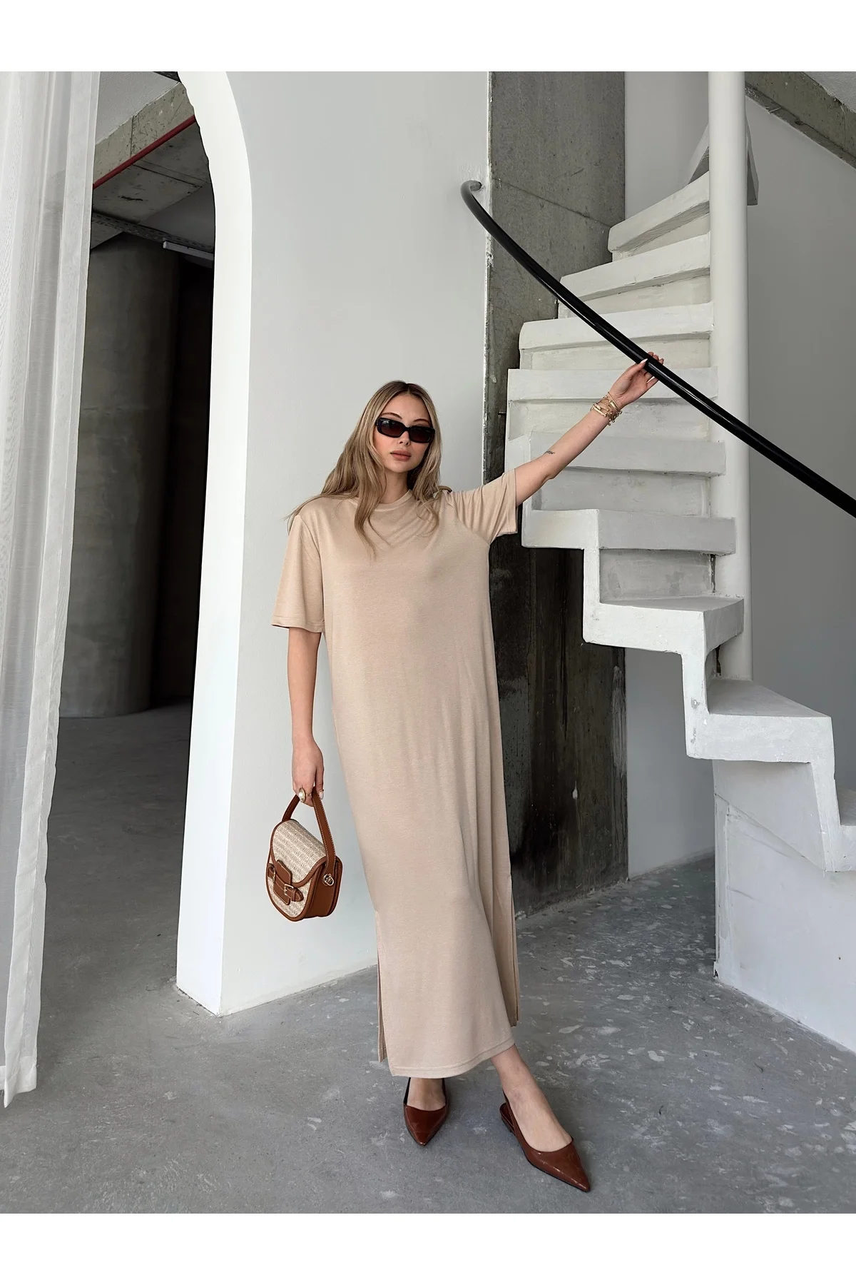 Kadın Bej Modal Kumaş Yanları Yırtmaçlı Salaş Uzun Tişört Elbise İç Göstermez