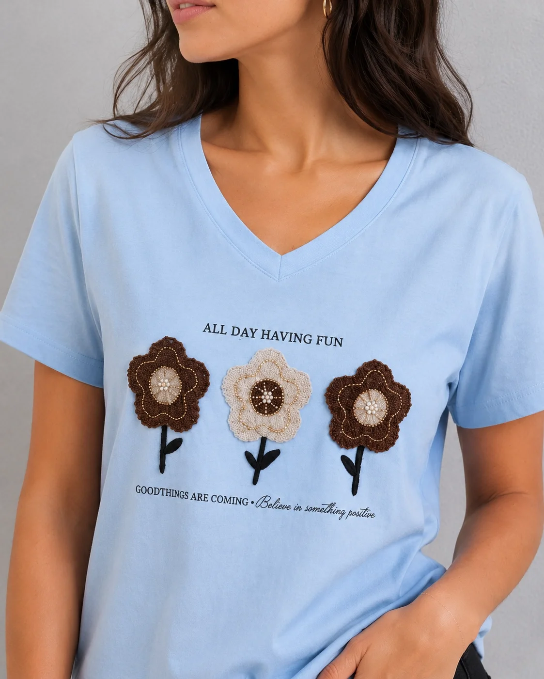 Kadın Mavi V Yaka %100 Pamuklu Boncuk Nakış İşlemeli T-Shirt Çiçekli