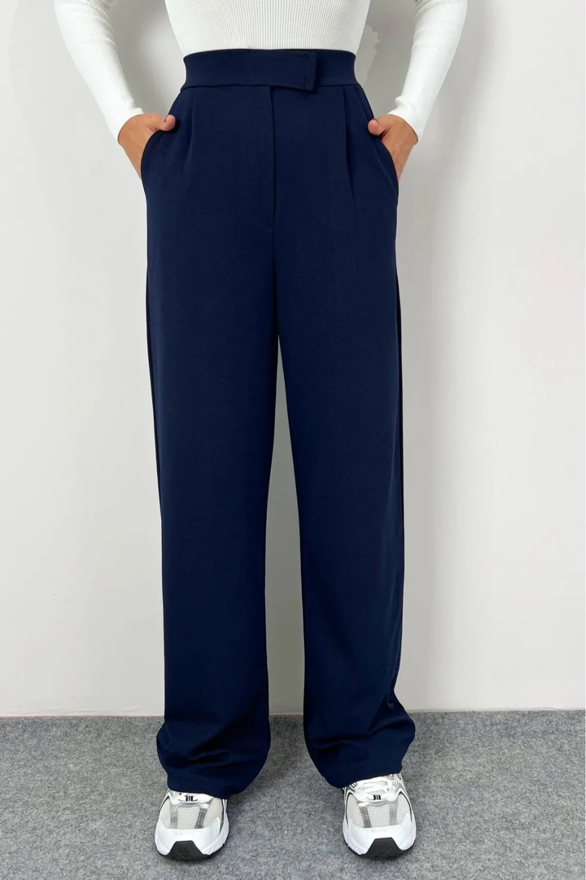 Kadın Lacivert Yüksek Bel Cırtlı Pileli Cepli Geniş Paça Krep Kumaş Pantolon