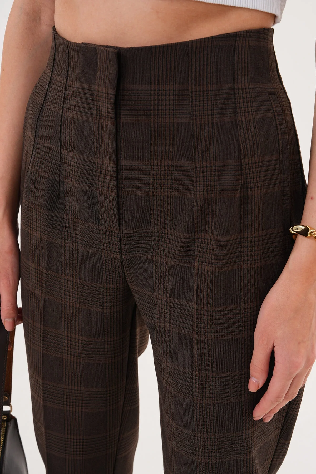 Kadın Acı Kahve Kareli Yüksek Bel Pens Detaylı Havuç Kesim Kumaş Pantolon