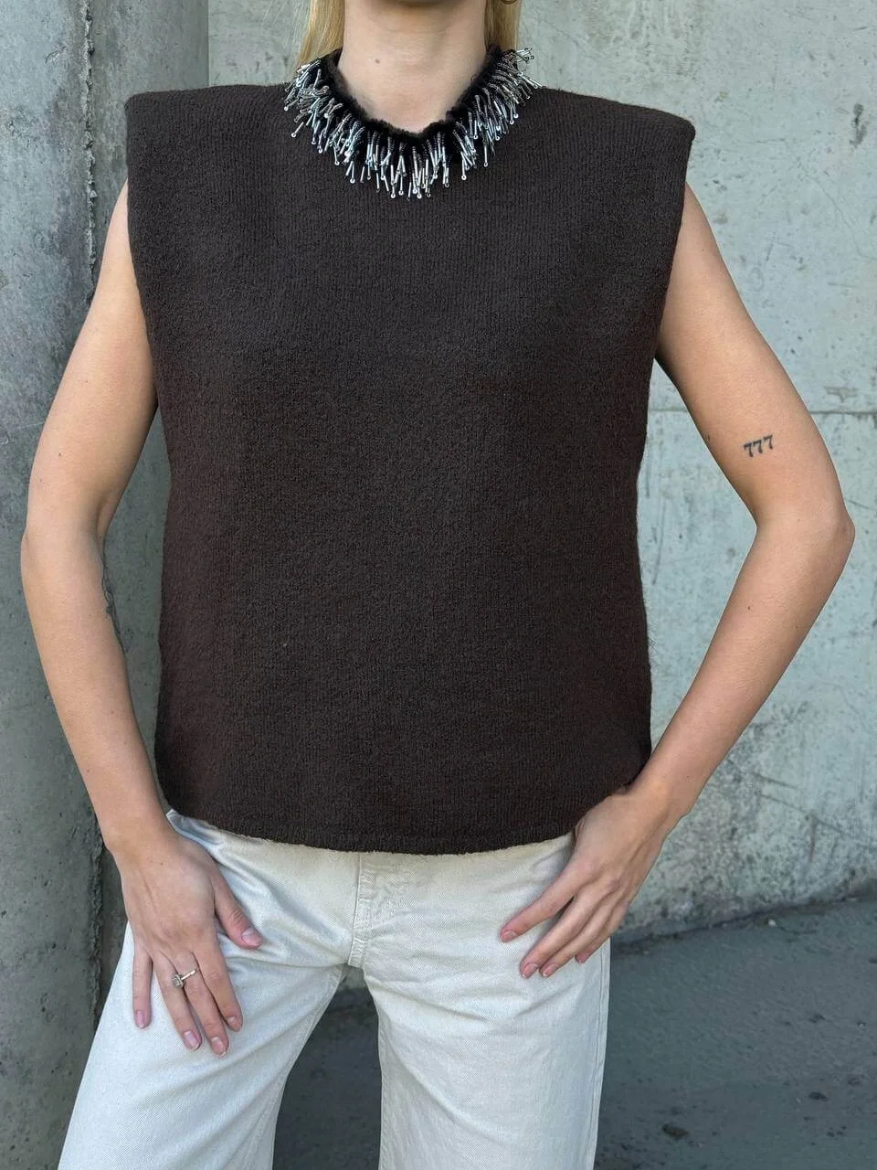 Kadın Kahve Yakası Kristal Taş İşlemeli Vatkalı Omuzlu Kolsuz Triko Süveter