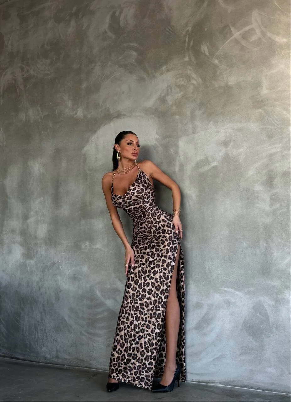 Kadın Leopar Desenli Zincir Askılı Sırt Dekolteli Yırtmaçlı Saten Abiye Maxi Elbise
