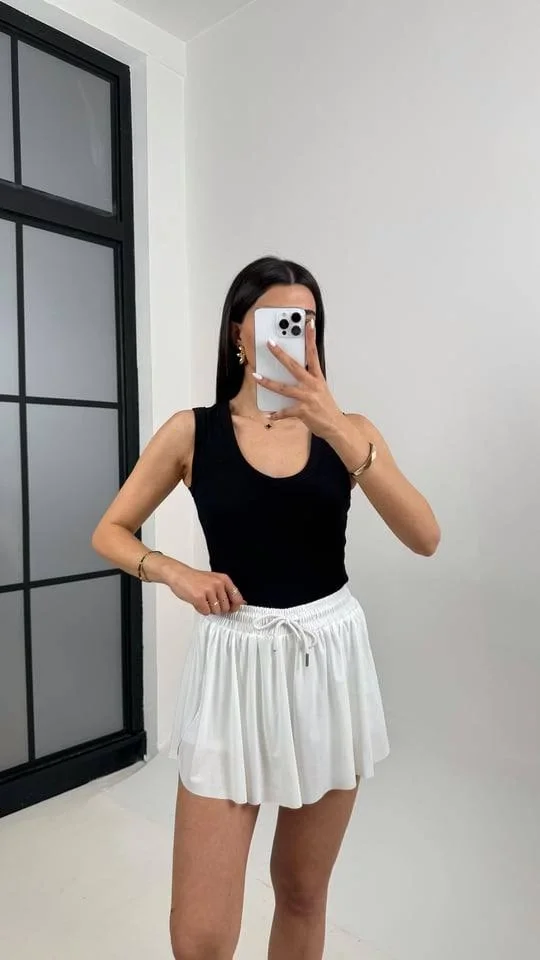 Kadın Yüksek Bel Beli Lastikli ve Bağcıklı Pileli Rahat Kesim Şort Etek - Beyaz