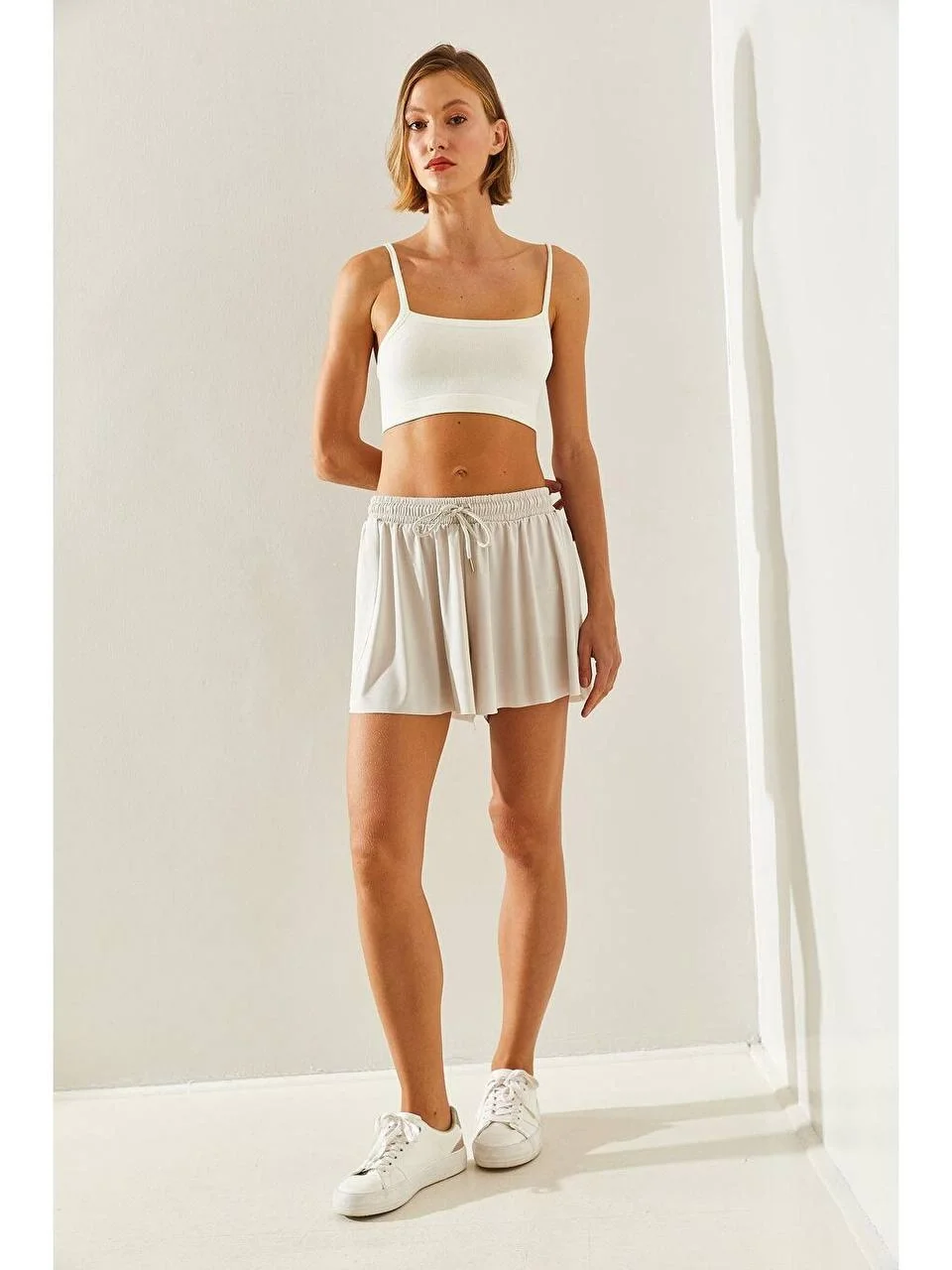 Kadın Yüksek Bel Beli Lastikli ve Bağcıklı Pileli Rahat Kesim Şort Etek - Taş