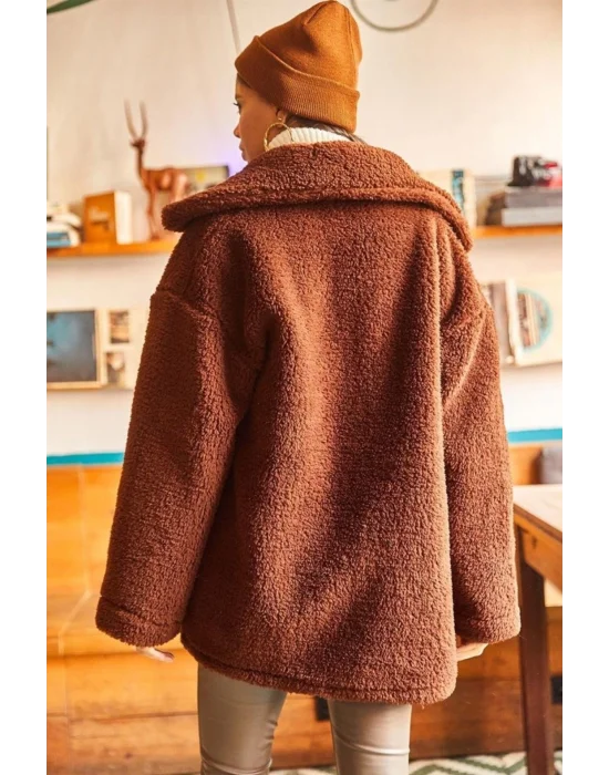 Kadın Kahverengi Oversize Düğmeli Cepli Kuzu Peluş Kürklü Kapüşonlu Kaban Mont