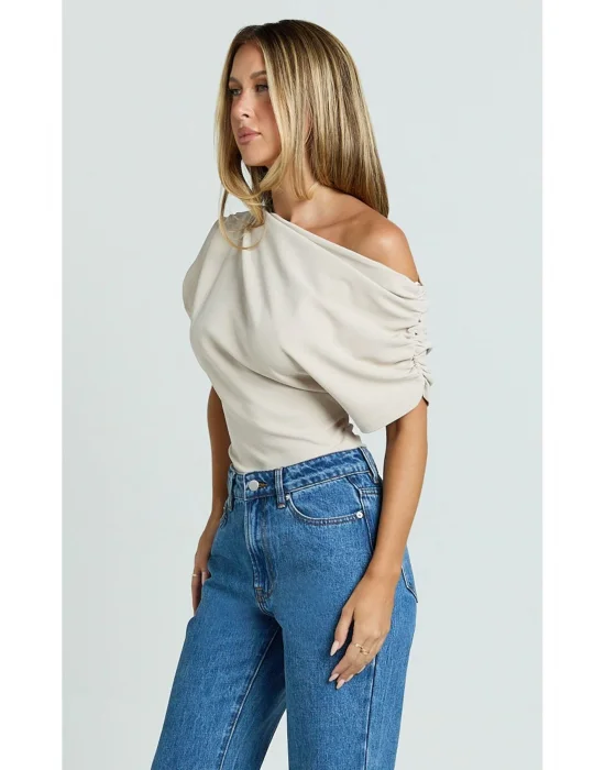 Omzu Düşük Asimetrik Yaka Bluz