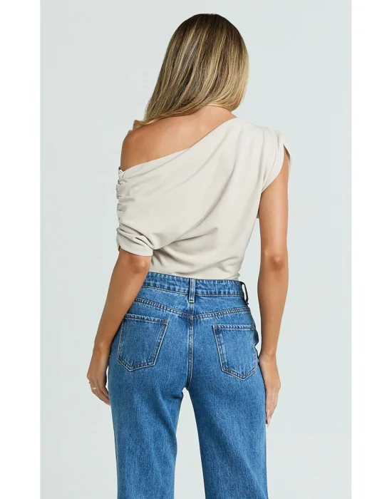 Omzu Düşük Asimetrik Yaka Bluz