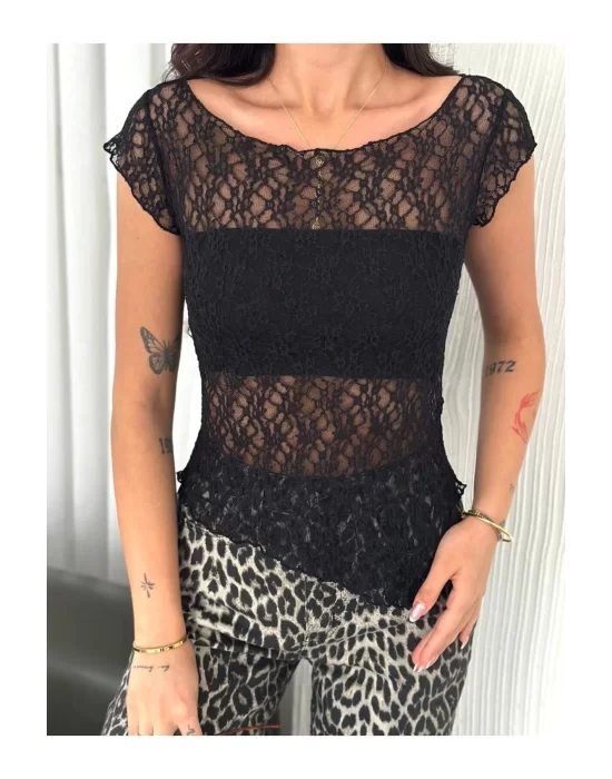 Dantelli Asimetrik Kesim Transparan Crop Bluz – Yumuşak Dokulu, Kısa Kollu, Modern ve Şık