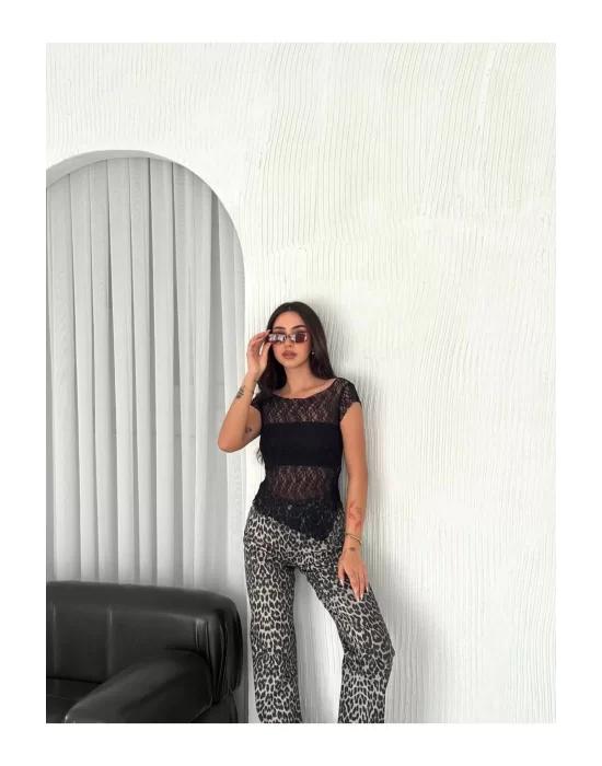Dantelli Asimetrik Kesim Transparan Crop Bluz – Yumuşak Dokulu, Kısa Kollu, Modern ve Şık