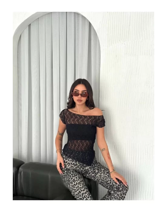 Dantelli Asimetrik Kesim Transparan Crop Bluz – Yumuşak Dokulu, Kısa Kollu, Modern ve Şık