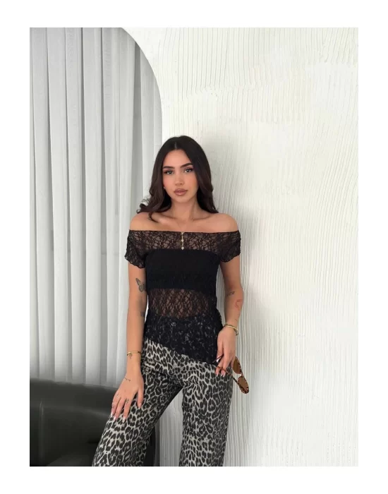 Dantelli Asimetrik Kesim Transparan Crop Bluz – Yumuşak Dokulu, Kısa Kollu, Modern ve Şık