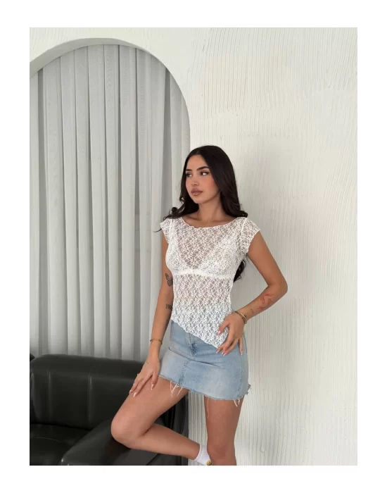 Dantelli Asimetrik Kesim Transparan Crop Bluz – Yumuşak Dokulu, Kısa Kollu, Modern ve Şık