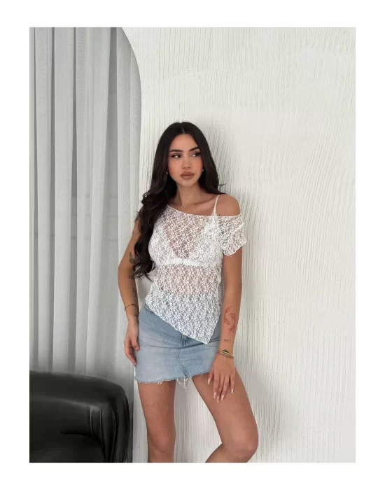Dantelli Asimetrik Kesim Transparan Crop Bluz – Yumuşak Dokulu, Kısa Kollu, Modern ve Şık