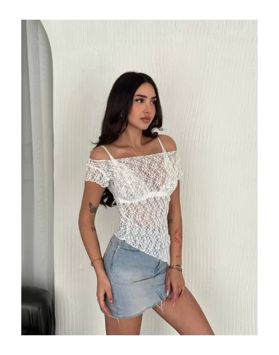 Dantelli Asimetrik Kesim Transparan Crop Bluz – Yumuşak Dokulu, Kısa Kollu, Modern ve Şık