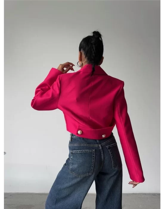 ARKASI İNCİ DÜĞME DETAYLI CROP CEKET - Fuşya