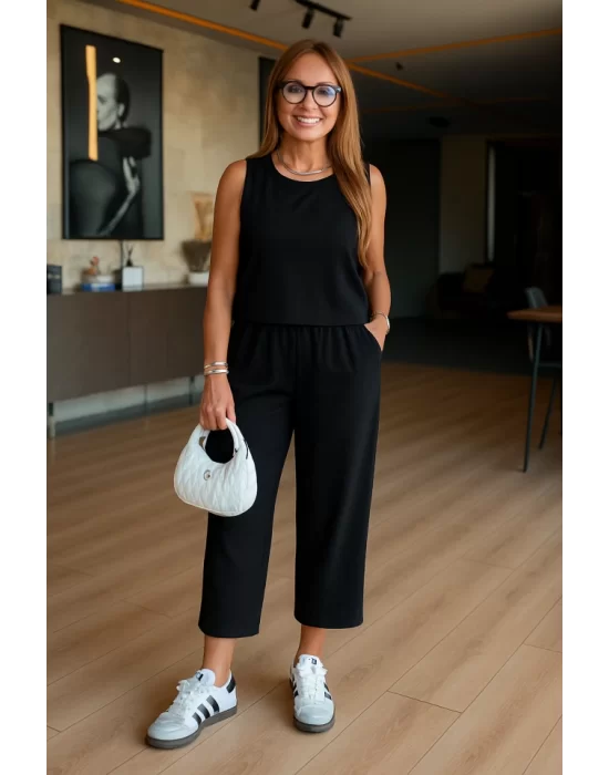 Kadın Bisiklet Yaka Kolsuz Bluz Ve Beli Lastikli Kısa Paça Pantolon Ikili Takım