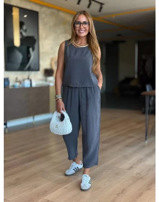 Kadın Bisiklet Yaka Kolsuz Bluz Ve Beli Lastikli Kısa Paça Pantolon Ikili Takım