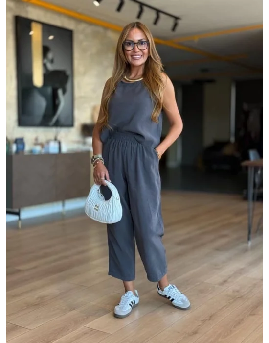 Kadın Bisiklet Yaka Kolsuz Bluz Ve Beli Lastikli Kısa Paça Pantolon Ikili Takım
