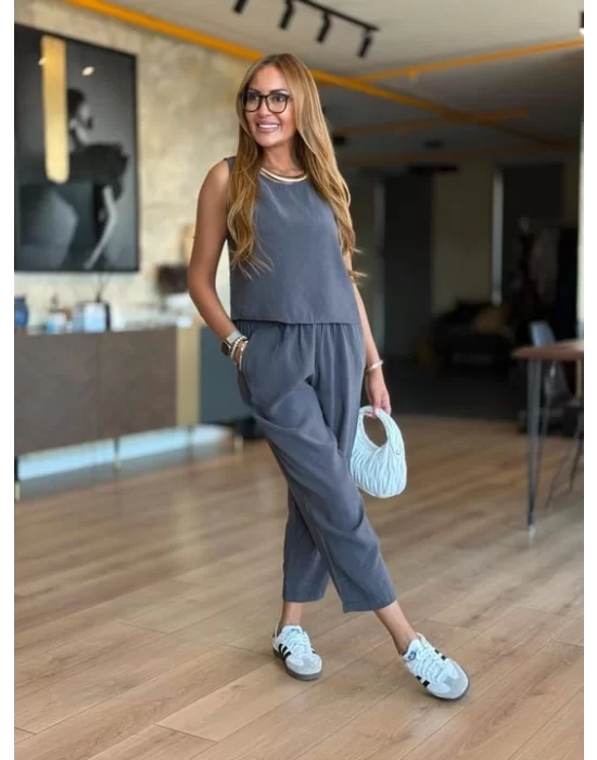 Kadın Bisiklet Yaka Kolsuz Bluz Ve Beli Lastikli Kısa Paça Pantolon Ikili Takım