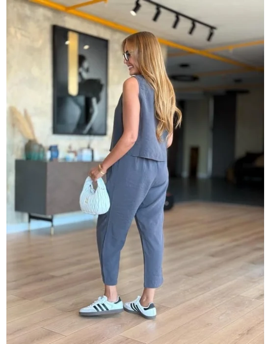Kadın Bisiklet Yaka Kolsuz Bluz Ve Beli Lastikli Kısa Paça Pantolon Ikili Takım