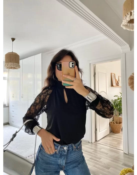 Kadın Uzun Kollu Göğüs Pencere Detay Yaka Boğazlı Kolları Tüllü Sandy Bluz