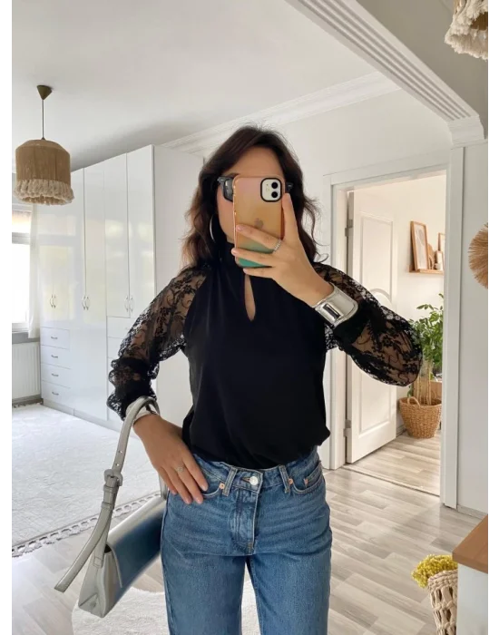 Kadın Uzun Kollu Göğüs Pencere Detay Yaka Boğazlı Kolları Tüllü Sandy Bluz