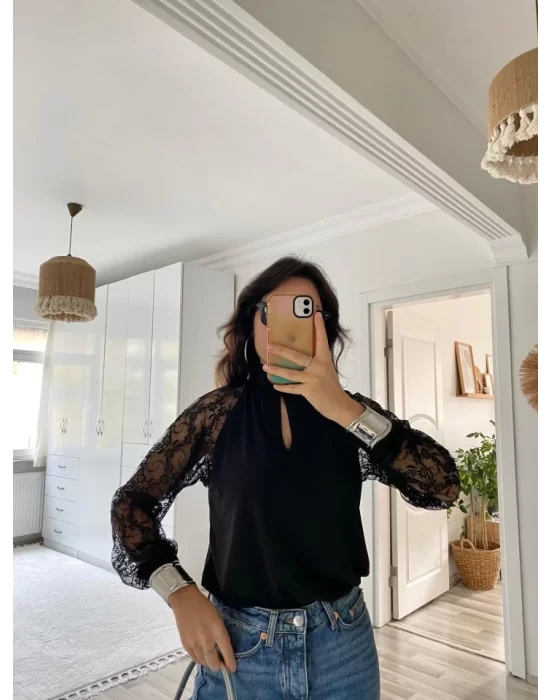 Kadın Uzun Kollu Göğüs Pencere Detay Yaka Boğazlı Kolları Tüllü Sandy Bluz