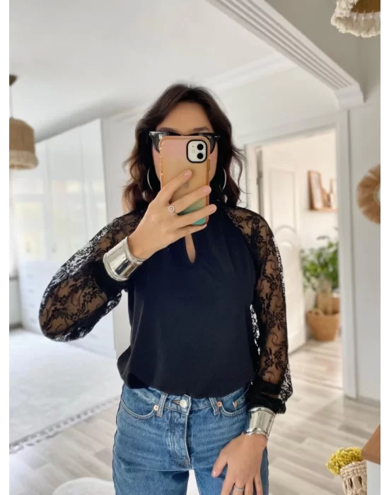 Kadın Uzun Kollu Göğüs Pencere Detay Yaka Boğazlı Kolları Tüllü Sandy Bluz