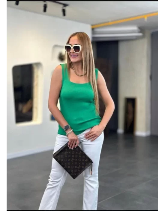 Kare Yaka Kalın Askılı Beyaz Triko Bluz