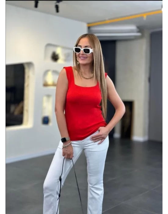 Kare Yaka Kalın Askılı Beyaz Triko Bluz