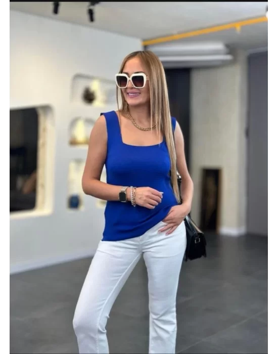 Kare Yaka Kalın Askılı Beyaz Triko Bluz