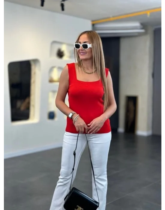 Kare Yaka Kalın Askılı Beyaz Triko Bluz