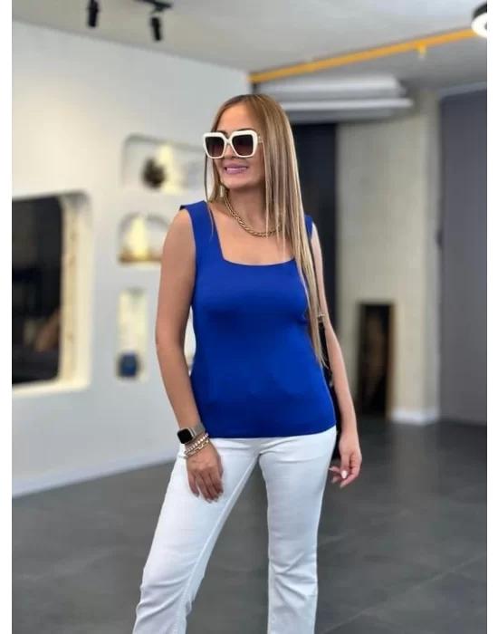Kare Yaka Kalın Askılı Beyaz Triko Bluz