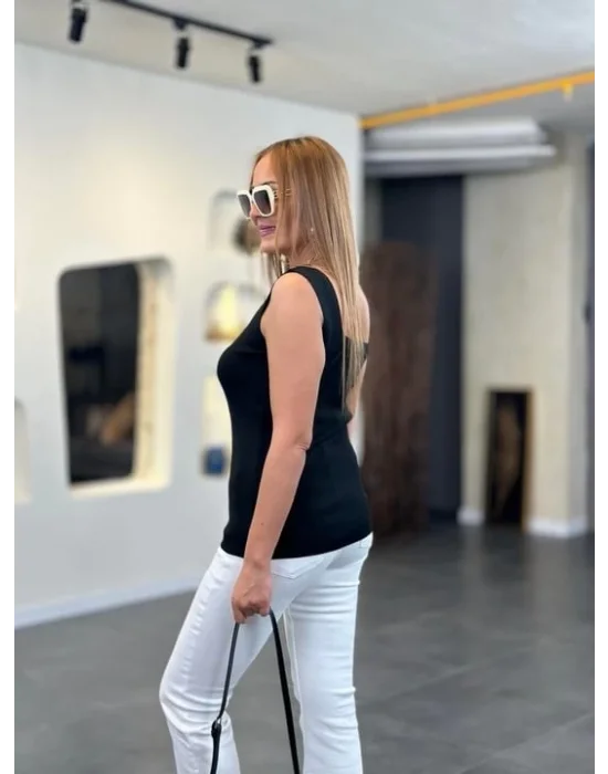 Kare Yaka Kalın Askılı Beyaz Triko Bluz