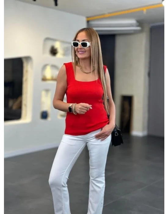 Kare Yaka Kalın Askılı Beyaz Triko Bluz