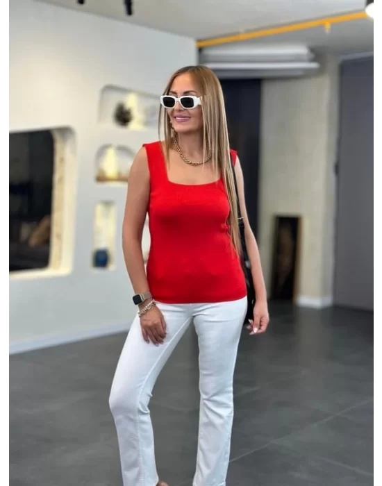 Kare Yaka Kalın Askılı Beyaz Triko Bluz