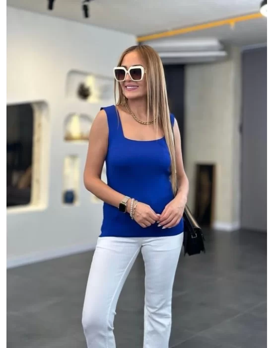 Kare Yaka Kalın Askılı Beyaz Triko Bluz