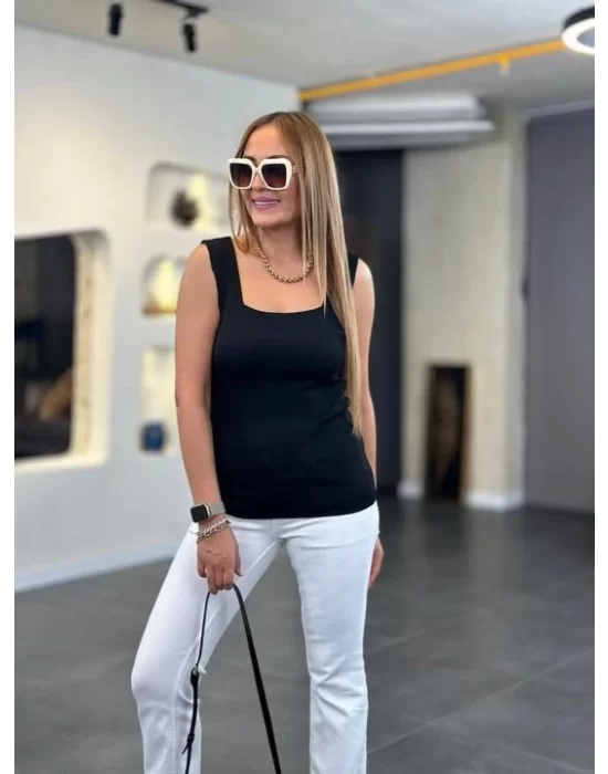 Kare Yaka Kalın Askılı Beyaz Triko Bluz