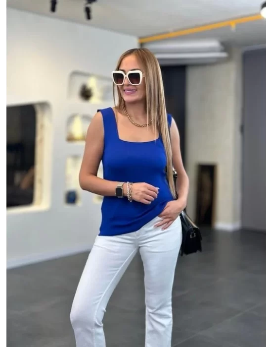 Kare Yaka Kalın Askılı Beyaz Triko Bluz