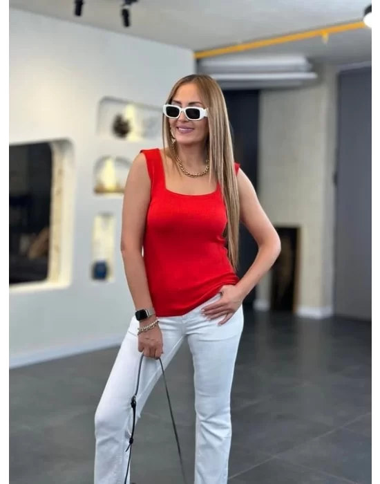 Kare Yaka Kalın Askılı Beyaz Triko Bluz