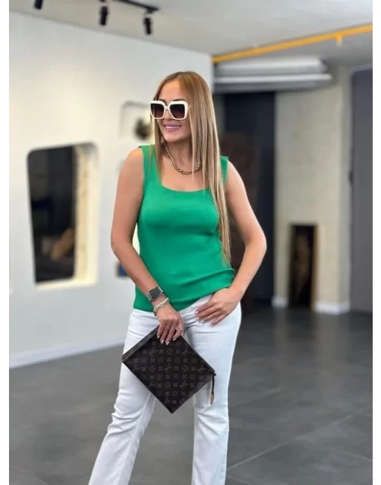 Kare Yaka Kalın Askılı Beyaz Triko Bluz