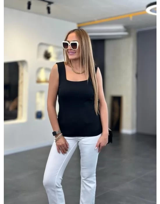 Kare Yaka Kalın Askılı Beyaz Triko Bluz