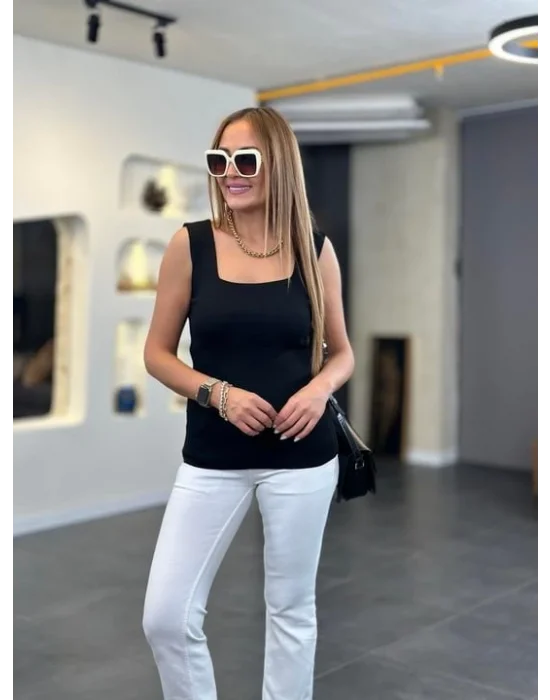 Kare Yaka Kalın Askılı Beyaz Triko Bluz