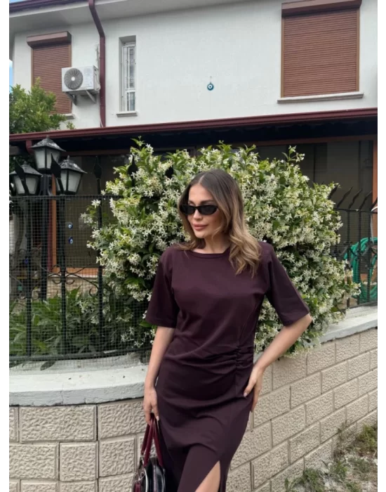 Kısa Kollu Uzun Yandan Yırtmaçlı Elbise - Kahverengi