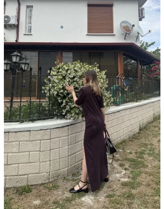 Kısa Kollu Uzun Yandan Yırtmaçlı Elbise - Kahverengi