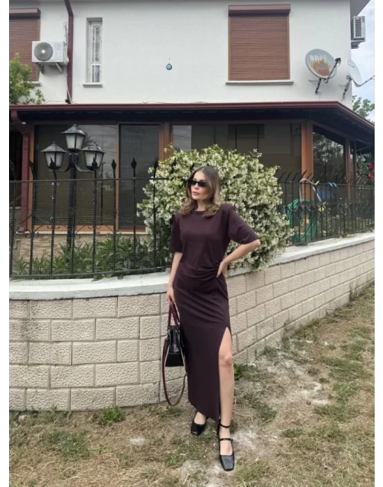 Kısa Kollu Uzun Yandan Yırtmaçlı Elbise - Kahverengi